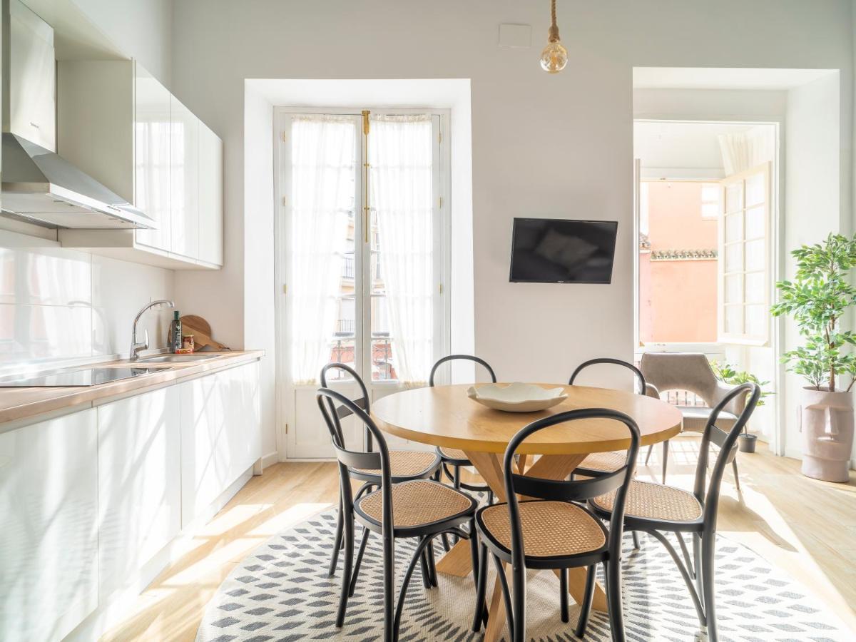 Sanders Lavender - Delightful Two-Bedroom Apartment Downtown Малага Экстерьер фото