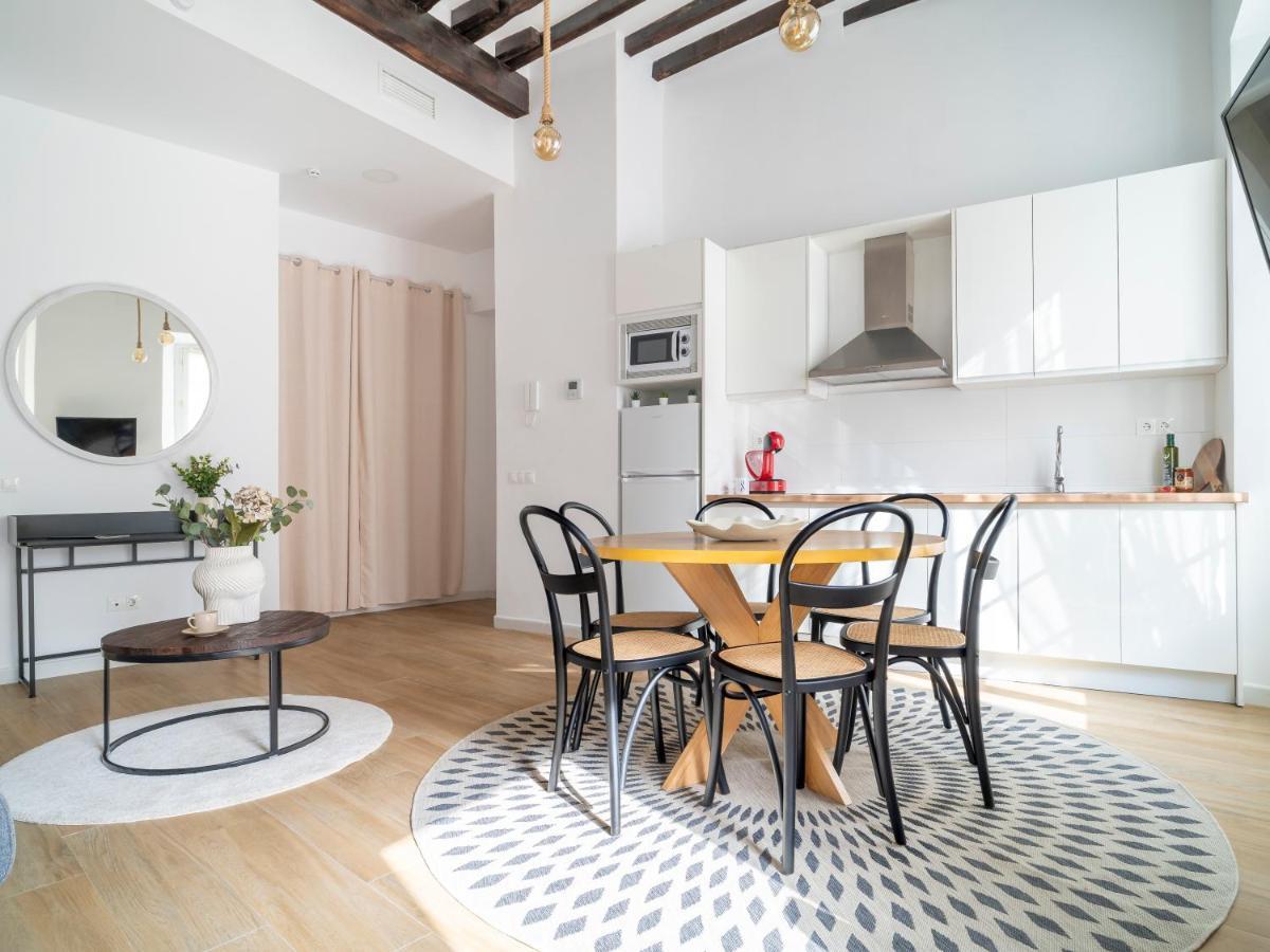 Sanders Lavender - Delightful Two-Bedroom Apartment Downtown Малага Экстерьер фото